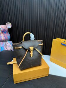 Diseñador de lujo para mujeres Classic Presbyched Mackpack Bag Bag Bag Bagn Bolsas para mujeres Bolso de hombro para mujeres Mochila al aire libre de 20 cm