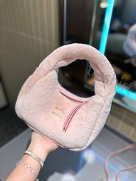 Luxe Designer Handtassen Voor Dames 2024 Nieuwe Miui Mode Pluche Erwtzak Handheld Oksel Enkele Schouder Crossbody Tassen Fabriek Directe Verkoop