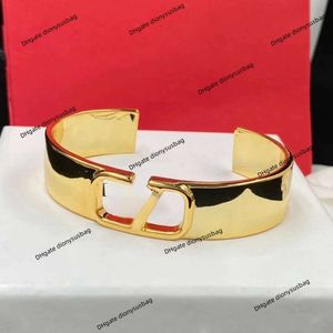 Bracelet de bijoux de luxe pour femmes, marque de mode, matériau en laiton haut, bracelet réglable en V pour couple en or