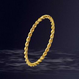 Luxe titanium high-end roestvrij staal met dames, eenvoudige mode extreem dunne ring gedraaid gebakken deegwendingen sieraden