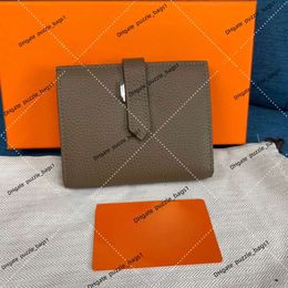 Portefeuille de luxe pour femmes en cuir véritable deux plis court haut de gamme nouvelle marque lettre bouton en métal petit sac de carte même style pour hommes et femmes sac à main