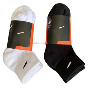 Damesheren van hoogwaardige katoenen vaste kleur klassieker zwart en wit ademende sporten Casual All-Season Socks