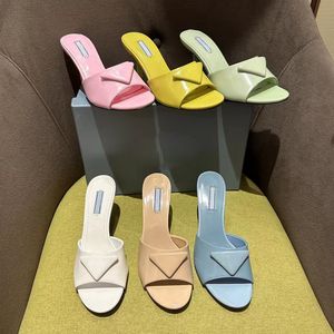 Sandalias de tacón alto delgadas con microetiqueta para mujer Zapatillas de playa Tacón de gatito clásico Cuero brillante Diseñador de verano Zapato de moda para mujer Diapositivas Sandalias sexy para mujer