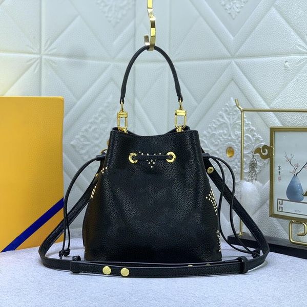 Nouveau sac seau pour femme Sac à bandoulière de luxe Neonoe BB Studs Caractéristiques Portefeuille à clés dorées Edgy Sangle de transport supérieure Sac à provisions en peau de vache noire Grande poche