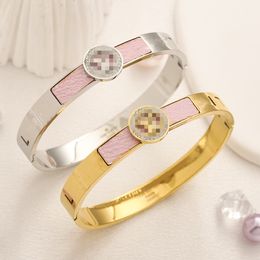 Nieuwe mode-armbanden voor dames Luxe sieraden Klassieke armband Designer bedrukte holle armband 18K verguld titanium staal diamant dames nagelarmband