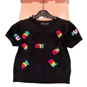 Camisetas de suéter de punto bordado con letras de color arcoíris de tela de felpa de manga corta con cuello redondo para mujer SML