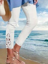 Pantalon féminin Capris Panneau de dentelle florale Leggings maigres à la mode et confortable adaptés à des leggings extensibles décontractés toute la saison Y240422