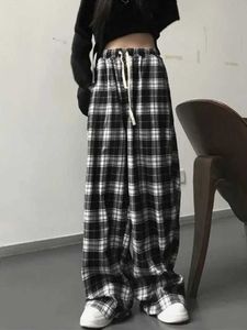 Damesbroek capris Houzhou Harajuku oversized plaid broek vrouwen Koreaanse mode zwart wit checked broek voor vrouwelijke herfst 2022 wide been zweetbroeken y240509