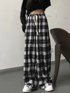 Pantalon femme capris HOUZHOU Harajuku pantalon à carreaux surdimensionné femme mode coréenne noir blanc pantalon à carreaux pour femme automne pantalon de survêtement jambe large 230720