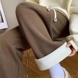 Pantalon féminin en velours côtelé coréen slim droit d'automne / hiver 2024 peluche épaissie décontractée