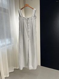 Pantalon Femme Le Dos En Cuir Ancien Décoré De Plaques Est Très Tonique Avec Des Bretelles Ajustables En Longueur