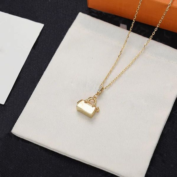 Collar de oro colgante para mujer, artículo de moda personalizado de lujo ligero, recuerdo de regalo de San Valentín versátil para amigos y amantes