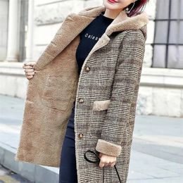 Manteau de laine à carreaux pour femmes épais velours épaissi chaud mi-long vestes à capuche chaud manteau de laine dames veste d'hiver manteau en fausse fourrure 231228