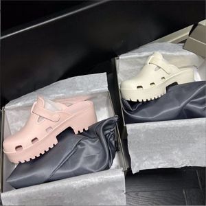 Plate-forme pour femmes Pantoufles sandale perforée Chaussures d'été Top pantoufles pour femmes de créateurs Couleurs bonbon Clair Talon haut Hauteur 5.5CM Taille EUR 35-41