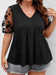 T-shirt grande taille pour femmes 2023 été Vintage fleur tricoté Blouses col en V plissé fête manches courtes chemises décontracté Chic dentelle hauts 230506