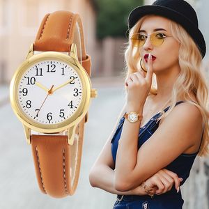 Les montres en quartz pour femmes sont de monnaie de bracelet faciles à lire avec des chiffres arabes.