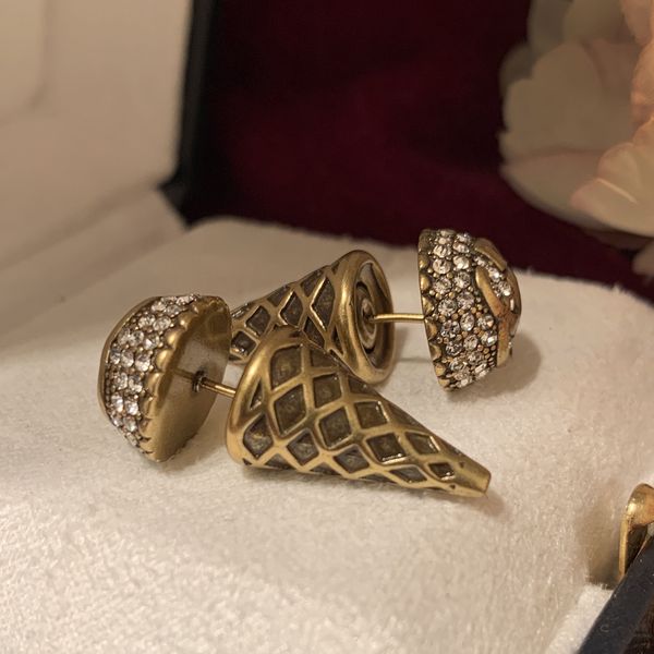 Boucles d'oreilles à cône rétro pour femmes délicates mode délicate de bijoux haut de gamme de luxe de luxe en boucles d'oreilles classiques pour toutes les occasions du cadeau du Nouvel An