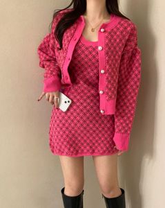 Couleur rouge rose pour femme col rond motif de grille à carreaux cardigan pull en tricot et robe débardeur costume 2 pièces