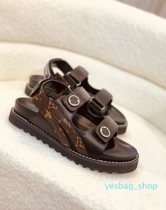 Sandale de sandale authentique créatrice de cuir mode sandale chaîne en métal en tricot pantoufle de luxe élégant simple matériau chaussures plats conception de confort de conception
