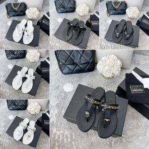 Sandalias de mujer Chanclas Marcas de París Zapatillas Zapatillas de fondo suave blanco y negro Zapatilla con cadena en forma de T Diapositiva de diseñador de cuero de PU Diapositiva de diseñador