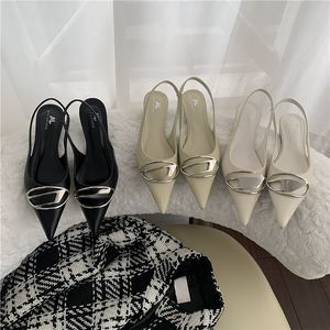 Sandales pour femmes Boucle en métal Bouts pointus Couture Sangle arrière Chaussures à semelle plate