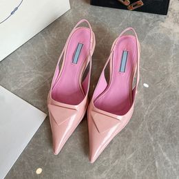 Sandales pour femmes avec étiquette triangulaire Talons bas Mules pointues à la mode Chaussures en cuir