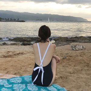 Sexy, mooie rug, buikbedekking van vrouwen, afslankelen uit één stuk bikini-zwempak
