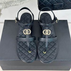 Chaussures pour femmes Sandales de luxe Designer Sandale Femmes Flats Chaussures romaines décontractées en noir et blanc avec diamant en cuir Bouche en métal avec clip d'orteil et diapositives de clip d'orteil