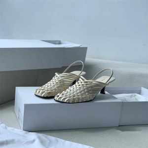 Chaussures pour femmes Mule tissée Cuir au tannage végétal Élégante sandale Mule Cuir au tannage végétal lisse Bretelles finement tissées à la main Talon laqué teinté