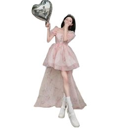 Vestido de fiesta estilo princesa de cintura alta de tela de gasa de flores con estampado rosa de manga corta abullonada para mujer