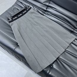 Diseñador de falda corta para mujeres British Academy Style A-Line Skirt Sexy Solid Color Carta Bordado Classic Mid Longitud Plegado Half Skirt