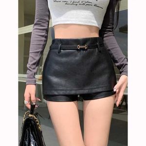 Dames shorts 2023 Nieuwe vrouwen sexy zwart high taille design mini rok slanke ultra korte pu lederen korte rokken y240425