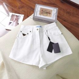 Diseñador de pantalones cortos para mujer 2023 Verano Nueva luz de lujo Triángulo Denim Versátil Cintura alta Pierna ancha Pantalones calientes ocasionales para mujeres 8SZ6
