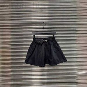 Designer de shorts pour femmes 2024 Été Nouveau sac de taille triangle de travail de crampon de crampons à moitié jupe de style occidental petit petit noir court iwcy
