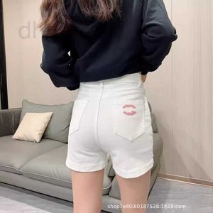 Brand de créateur de shorts pour femmes Denim pour femmes en 2024, nouveau style de parfum de petit été, Black A-Line haute taille et mince pantalon chaud de jambe droite coréenne x5xf