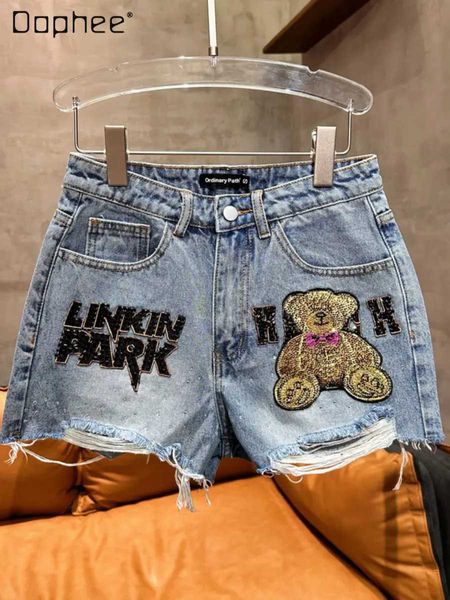 Shorts féminins de la mode Fashion Rhinestone Bear Ripped Booty Shorts Womens 2023 Été A-Line Wasted Cotton Flayed Edge Denim Shorts Femme Y240420