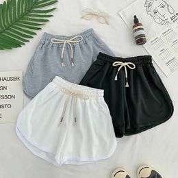 Damesshorts Lace Casual Summer Shorts voor vrouwen elastische slanke rechte shorts voor vrouwen modieuze strandhoogte zwart -witte shorts voor vrouwen Y240425