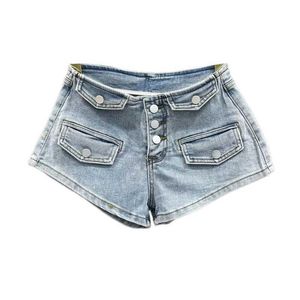 Short féminin Bouton de taille basse sexy Super short féminin Nouveau élastique slim a-mot jeans denim short ciel bleu y240425