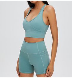 Ensemble de deux pièces de fitness d'été pour femmes : costume de sport de plein air à dos croisé court avec hanches sculptées à taille haute, poches de pantalon de yoga