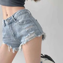 Dames shorts zomer nieuwe denim shorts vrouwen dunne sexy lage taille rauwe rand brede poten een lijn gat hete broek y2k strtwear Koreaanse stijl kleding y240420