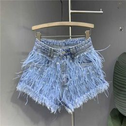 Dames shorts zomer nieuwe mode denim shorts vrouwen gepersonaliseerde kwast diamant wassen licht blauwe jeans mode sexy veer hot pants y240420