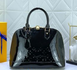 Sac à bandoulière pour femmes classiques des designers luxueux Luxurys Designers Double Lettres Solid Hasp Taies carrés Sacs de messager en cuir authentique