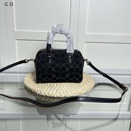 Les sacs à bandoulières pour femmes sont en vente à l'usine Olay Boston Classic Sac Type Couleur assortie exquise et mignonne bien que petite il ait les cinq organes doux cool