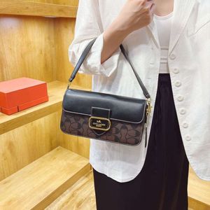 Les sacs à bandoulière pour femmes sont en vente à l'usine Hong Kong Olay Counter Printemps/été Nouveau produit Sac à bâton français polyvalent et minimaliste sous les bras Bandoulière Postman