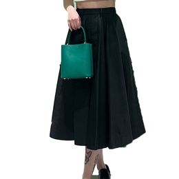 Damesrok ontwerper lente zomer halve lengte rok elegante en elegante stijl pluizige nylon rok hoge taille slank en veelzijdig driehoekig metalen logo