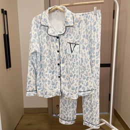 Diseñador de salón para el sueño para mujeres estampado de leopardo pijama de terciopelo dorado para mujeres nuevos invernales de manga larga de moda dulce para el hogar francés para el hogar 9m78