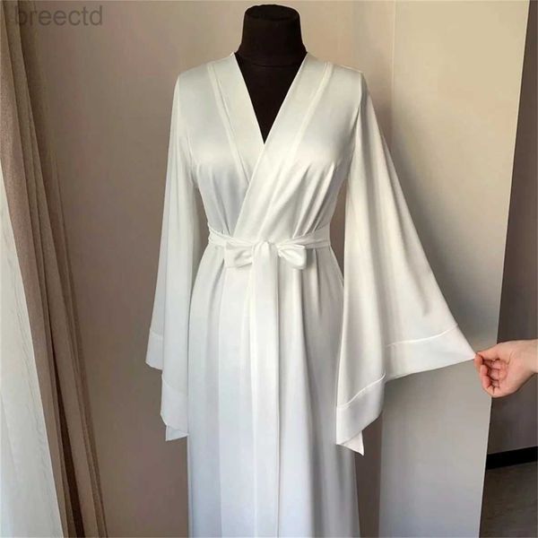 Robe de mariée en soie douce en soie blanche avec des manches longues à manches longues Bathrobes de mariage à manches longues Femmes Boudoir Vaies de nuit D240419