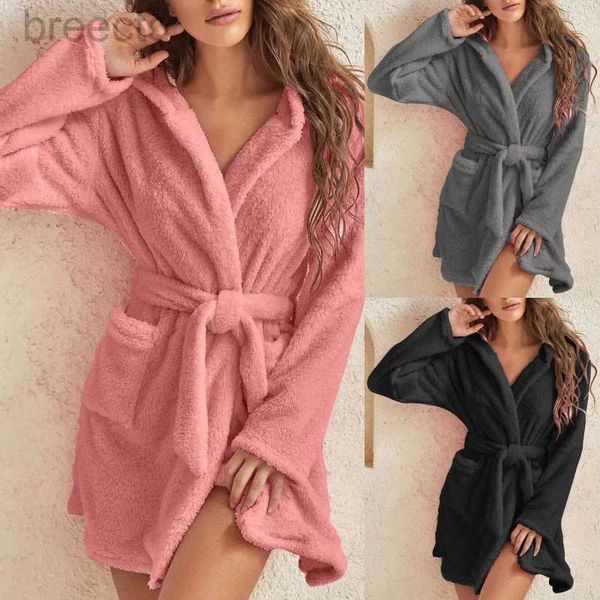 Salon de sommeil pour femmes Robe de sommeil couleur purement épaissie de maison de maison d'hiver pour femmes à capuche décontractée avec des poches chaudes simples pyjamas rembourrés D240419