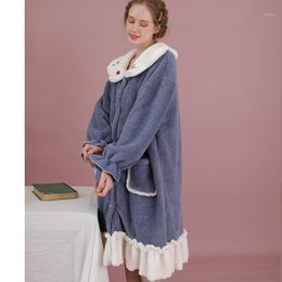 Women's Nachtkleding 2021 Winter Lange Harige Shan Small Mushroom Lange mouwen Nachthemd Doll Kraag losse en dikke gewaden voor vrouwen Robe en Sati