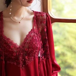 Veilleurs pour femmes 2024 Dernière lingerie bridale française Sexy Lace Dembreshss Dames Red Deep V Neck Pyjamas Crecquent long Pyjamas sans dos